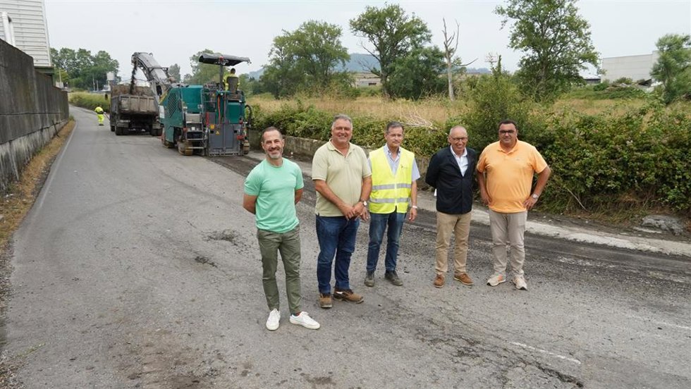 El alcalde, el edil, Roberto Fernañndez, de la empresa adjudicataria del contrato; el ingeniero municipal, Juan Carlos Álvarez y Leopoldo Igleasias, de la empresa adjudicataria.