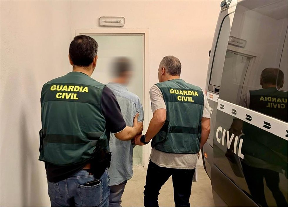 Imagen del detenido custodiado por los agentes.E