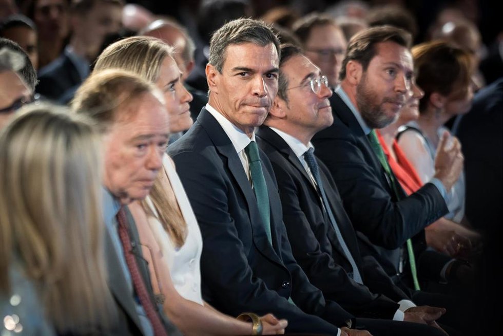 El presidente del Gobierno, Pedro Sánchez, y varios de sus ministros en un acto en el Teatro Real.
