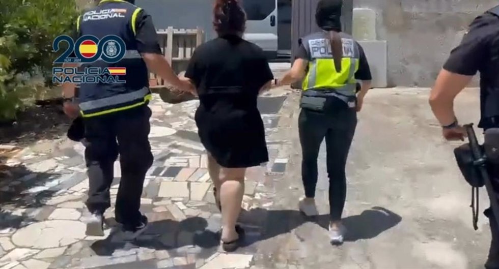 Agentes de la Policía con una de las detenidas de la organización que explotada sexualmente a mujeres de origen chino.