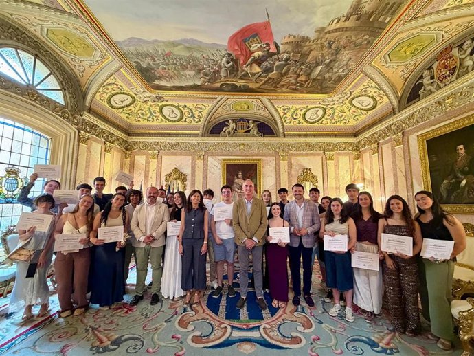 Mazarías con los alumnos reconocidos de los institutos de Segovia.