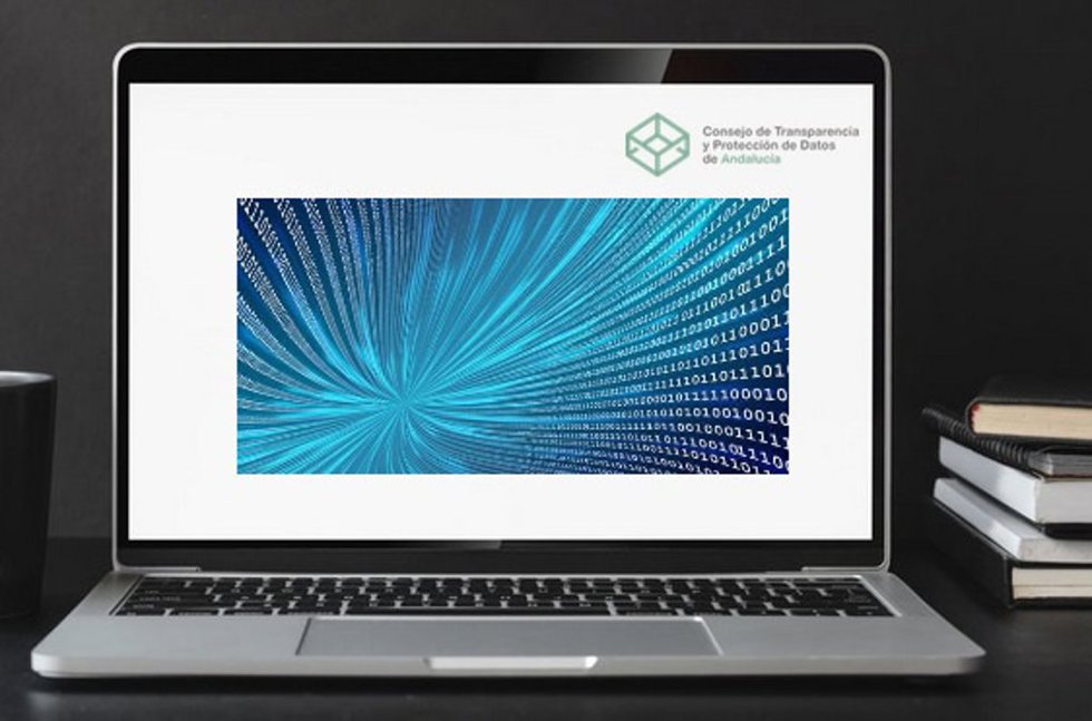 Ordenador con símbolo del Consejo de Transparencia y Protección de Datos de Andalucía.