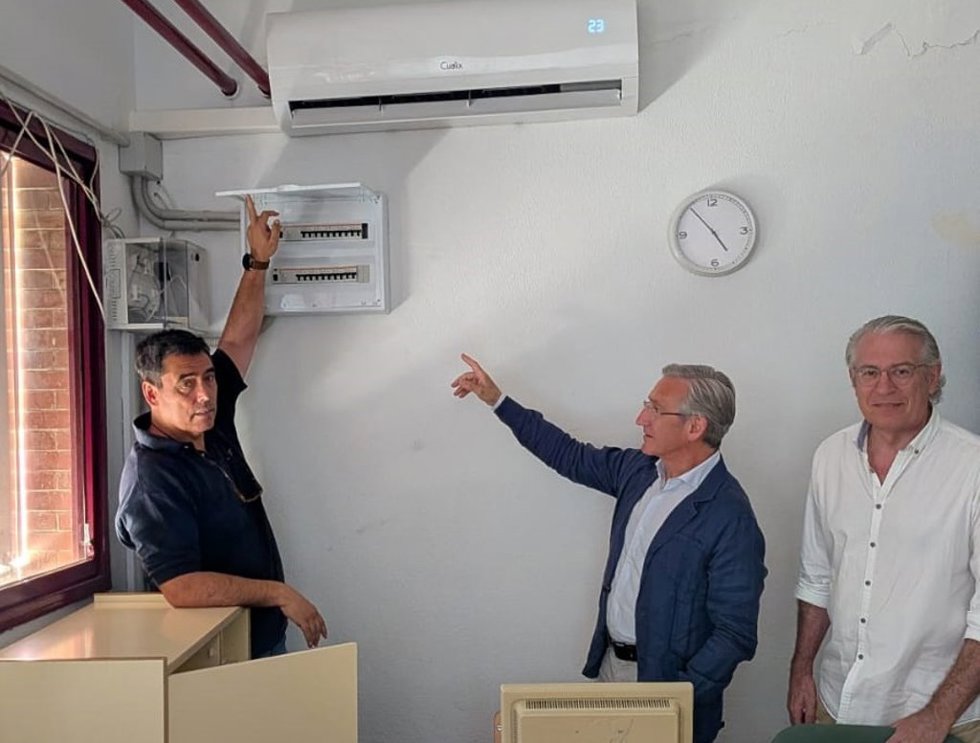 El delegado territorial de Educación, en el centro, en la visita al IES Torre de los Herberos de Dos Hermanas con ocasión de mejora de la climatización