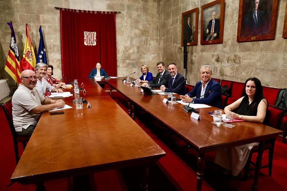 La presidenta del Govern, Marga Prohens, preside una nueva reunión de la Mesa de Diálogo Social del Pacto por la Sostenibilidad.