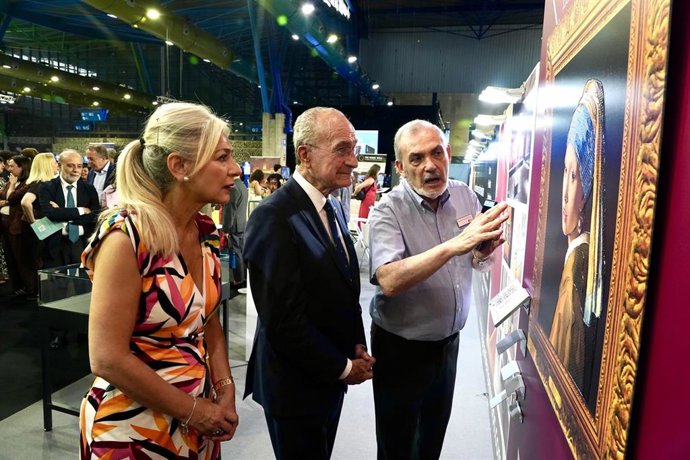 El alcalde de Málaga, Francisco de la Torre (c),  y la consejera de Cultura y Deporte en funciones, Patricia del Pozo, recorre CM Málaga, Culture & Museums International Tech Forum.