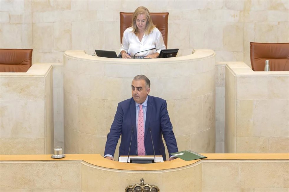 El consejero de Fomento, Vivienda, Ordenación del Territorio y Medio Ambiente, Roberto Media, defiende la Ley de Control Ambiental.