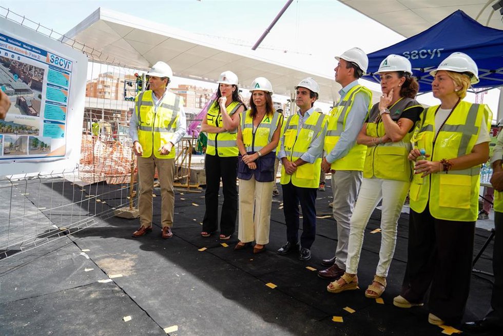 El delegado del Gobierno en Andalucía, Pedro Fernández, junto a representantes del Gobierno en Almería, la Junta, el Ayuntamiento de Almería y Almería Alta Velocidad, durante la visita a las obras de integración ferroviaria en la estación intermodal.