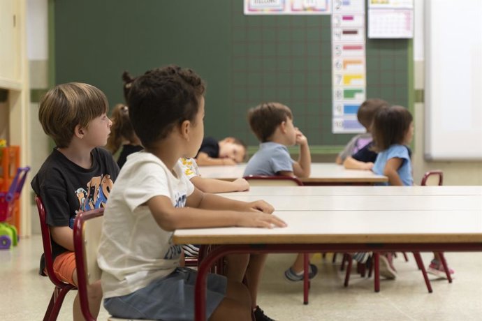 Archivo - Arxiu - Varis xiquets en un aula