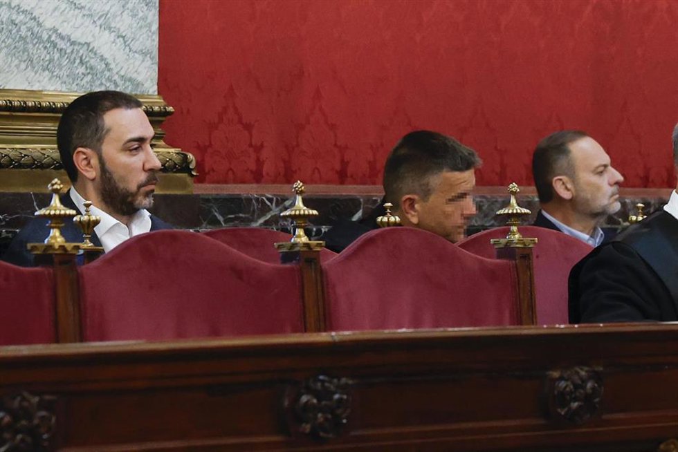 Archivo - El empresario Víctor de Aldama (i) y el exministro José Luis Ábalos (d) en el banquillo de los acusados durante el juicio por el 'caso mascarillas' en el Tribunal Supremo, a 7 de abril de 2026, en Madrid (España).