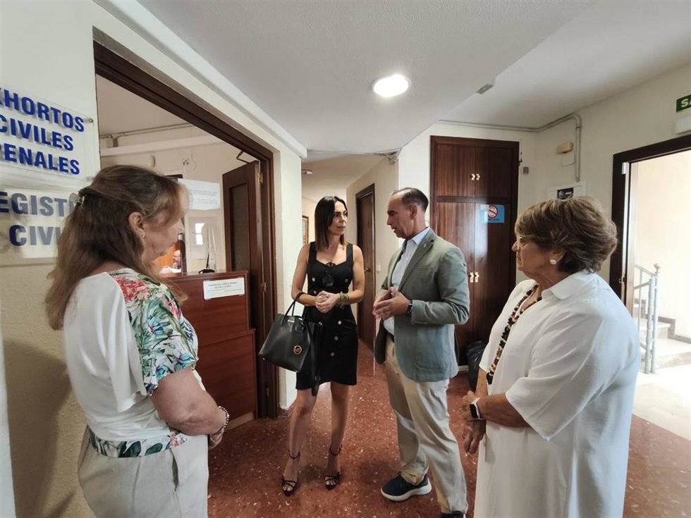 La delegada de Justicia y el alcalde de Benalmádena visitan los Juzgados de Paz tras las mejoras tecnológicas