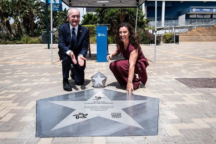 El alcalde de Málaga, Francisco de la Torre y la jugadora de balonmano Marta López Herrero