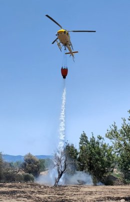 Medios Aéreos Y Terrestres Combaten Un Incendio Forestal En Muro