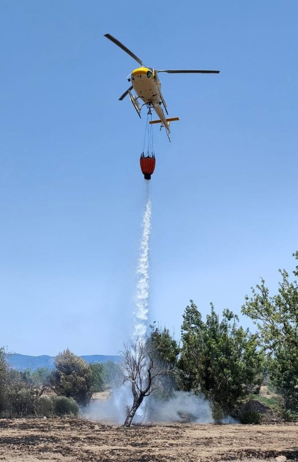 Medios Aéreos Y Terrestres Combaten Un Incendio Forestal En Muro