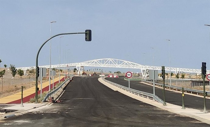 La pasarela peatonal de la Ronda Sureste de Cáceres toma forma con 165 metros de longitud