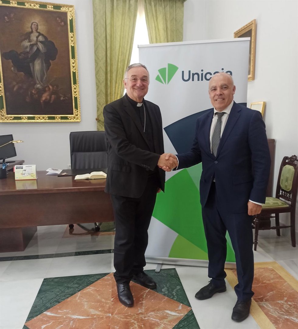 El director territorial de Andalucía Oriental de Unicaja, Juan Cayuela Pérez, y el obispo de Almería, Antonio Gómez Cantero, durante la firma del acuerdo.