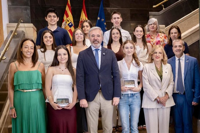 El presidente Azcón, en el centro, la consejera Susín, de verde primera por la izquierda; y la rectora de la Universidad de Zaragoza, Rosa Bolea, este lunes en el Pignatelli junto a nueve de los mejores expedientes en la prueba de la PAU de este 2026.