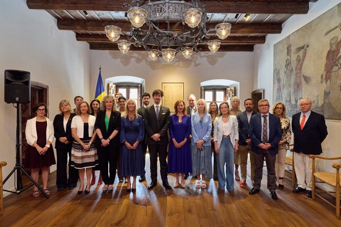 Foto de família de la delegació espanyola i els parlamentaris andorrans