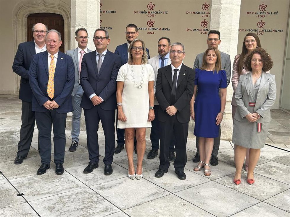 Garcés posa con los vicerrectores que han tomado posesión este lunes