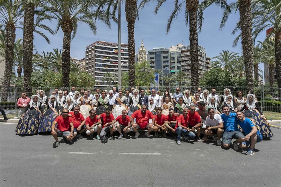 Foto de familia en la mascletá de este lunes, a cargo de Pibierzo