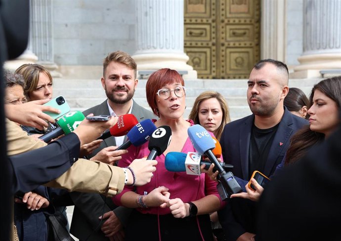 Archivo - (I-2D) El diputado de Compromís-Sumar, Alberto Ibáñez, la portavoz de Compromís, Águeda Micó