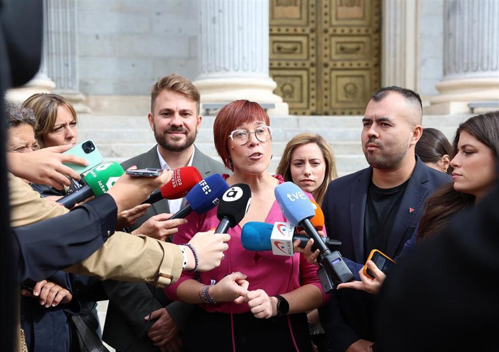 Archivo - (I-2D) El diputado de Compromís-Sumar, Alberto Ibáñez, la portavoz de Compromís, Águeda Micó