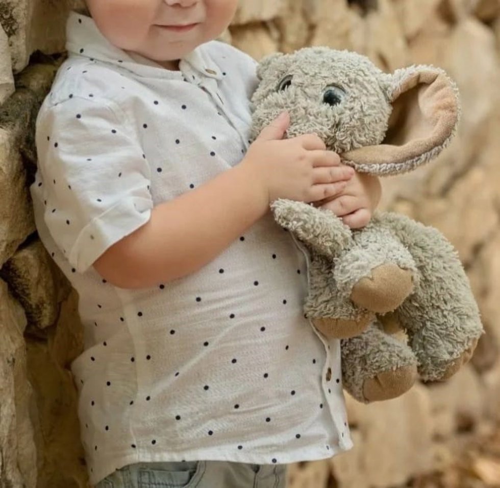 Archivo - Un menor abraza un peluche.