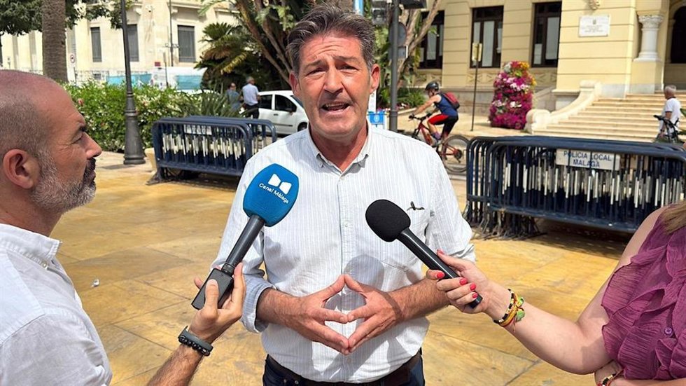El portavoz del grupo municipal de Vox, Antonio Alcázar, atiende a los medios.