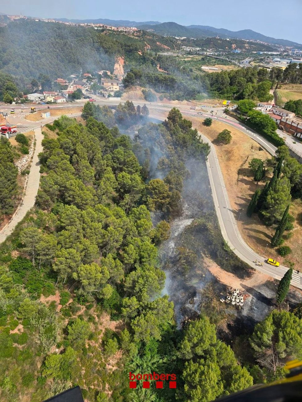 Bombers trabaja en un incendio en una vivienda de Castellbisbal.
