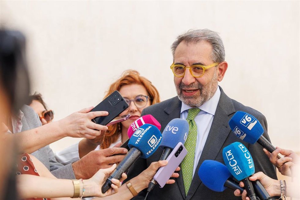 El consejero de Sanidad, Jesús Fernández Sanz, momentos antes del inicio de la inauguración del III Congreso Internacional de la ELA 'Manolo Barrós'.