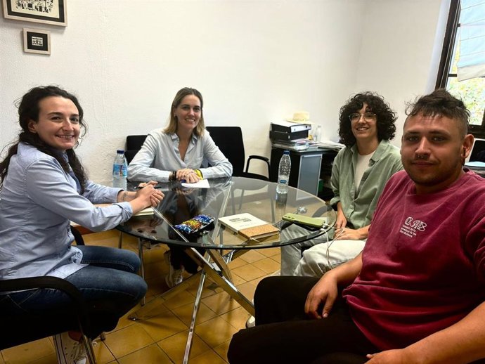 Archivo - La regidora de Servicios Sociales del Ayuntamiento de Palma, Lourdes Roca, reunida con representantes de Ben Amics en noviembre de 2024. 