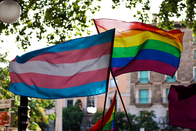 Dos banderas del colectivo LGTBIQ+ durante la manifestación del Orgullo LGTBIQ+, a 28 de junio de 2023, en Palma de Mallorca, Mallorca, Baleares (España).