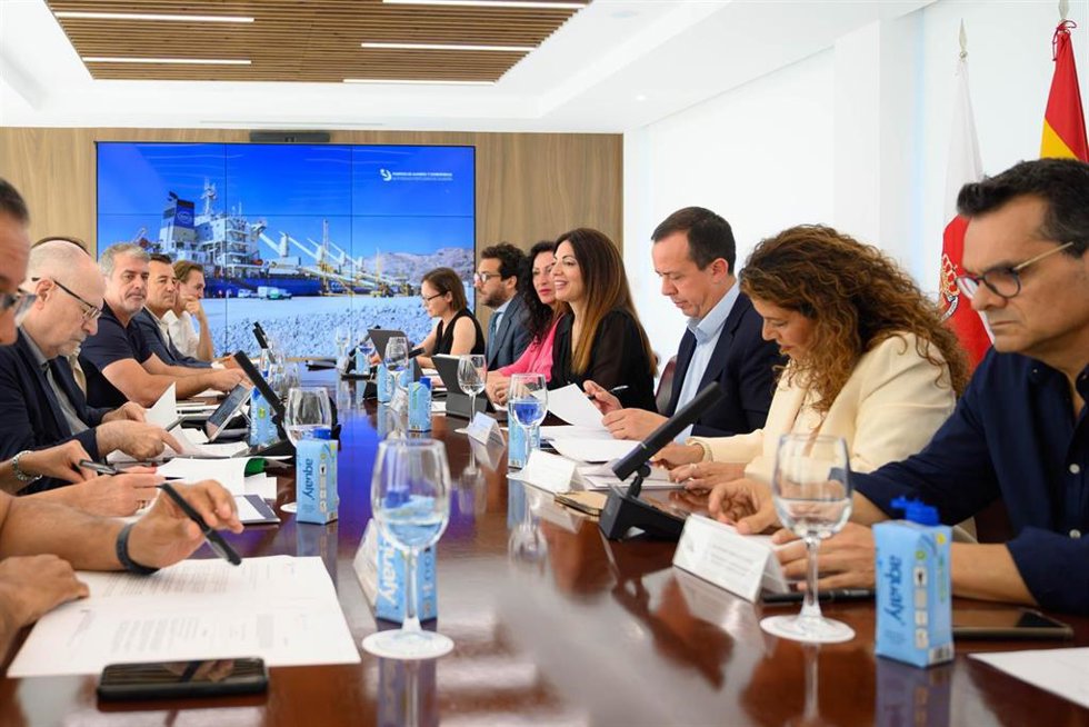 La presidenta de la Autoridad Portuaria de Almería (APA), Rosario Soto, preside la reunión del Consejo de Administración.