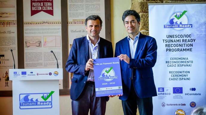 El alcalde de Cádiz, Bruno García, recoge el reconocimiento de 'Tsunami Ready' de la Unesco.