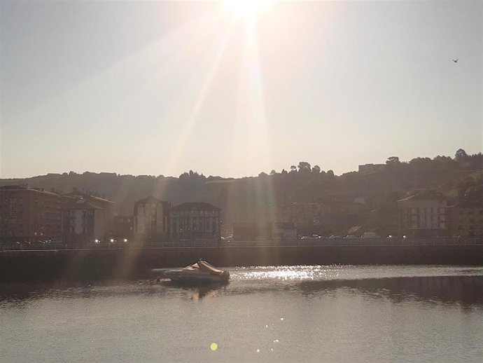 Archivo - El sol sobre la Ría, entre Barakaldo y Erandio.