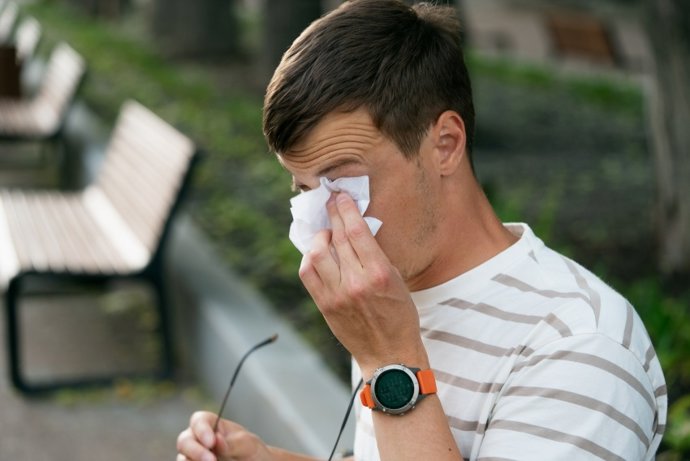 A perda de nitidez visual em dias de calor geralmente se deve à evaporação acelerada das lágrimas, segundo especialista