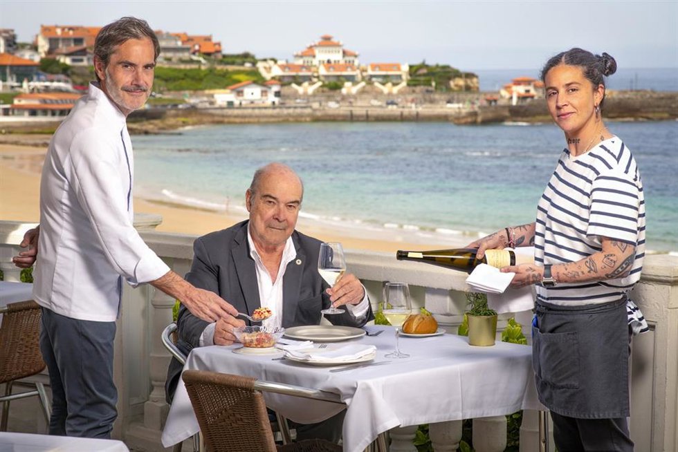 Archivo - Antonio Resines en restaurante con 'Solete' de la Guía Repsol