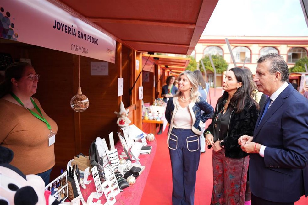 Archivo - El presidente de la Diputación, Javier Fernández, durante una de la feria provincial de empresarias, en foto de archivo