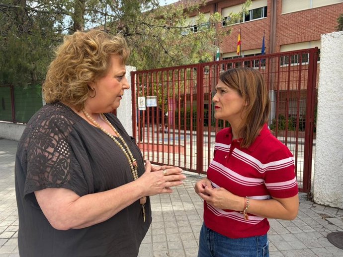 La parlamentaria andaluza Olga Manzano junto a la portavoz del PSOE en la Diputación de Granada, Fátima Gómez, a las puertas del CEIP Jardín de la Reina.