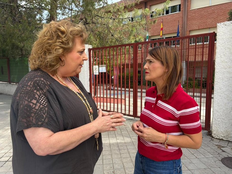 La parlamentaria andaluza Olga Manzano junto a la portavoz del PSOE en la Diputación de Granada, Fátima Gómez, a las puertas del CEIP Jardín de la Reina.