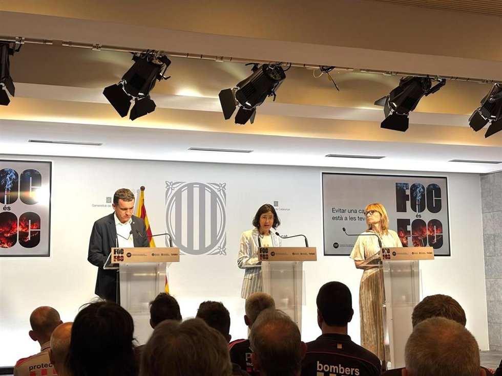 La consellera de Interior y Seguridad Pública, Núria Parlon; el conseller de Agricultura, Ramadería y Pesca, Òscar Ordeig, y la presidenta de la Diputación de Barcelona, Lluïsa Moret.