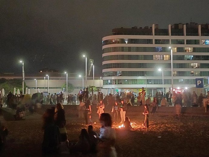 Hoguera de San Xuan, en la playa de Poniente, en Gijón.