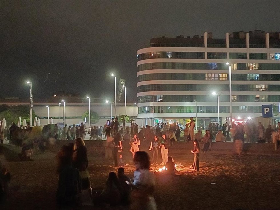 Hoguera de San Xuan, en la playa de Poniente, en Gijón.