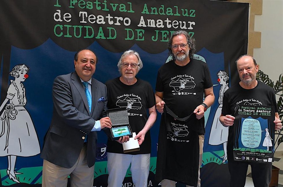 Francisco Zurita presentando el festival de teatro amateur Ciudad de Jerez.