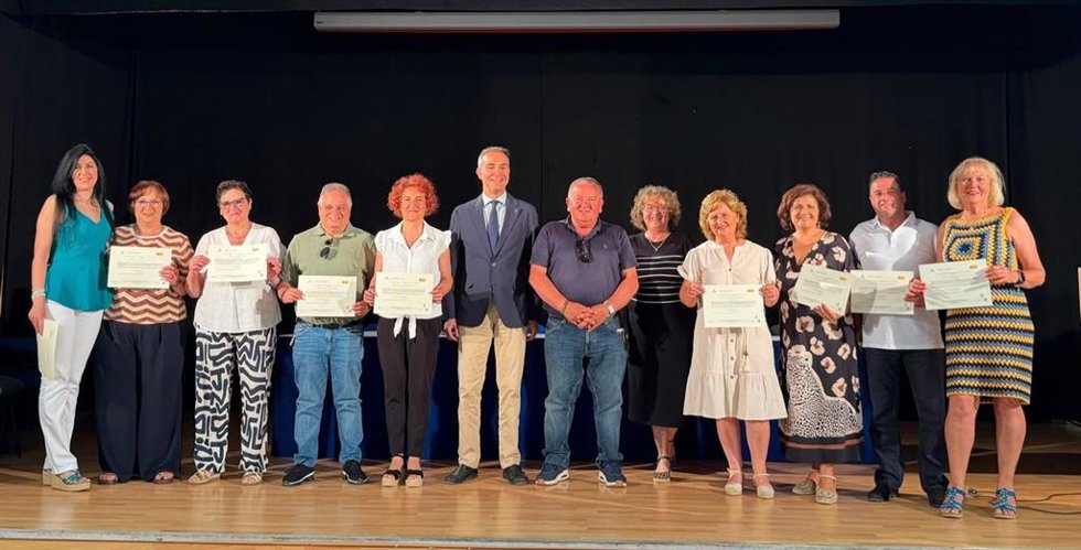 El delegado territorial de Empleo, Empresa y Trabajo Autónomo, Amós García Hueso, y el presidente de la Mancomunidad de Municipios del Almanzora, Antonio Ramón Salas Rodríguez, en el acto de entrega de los diplomas.