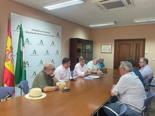 El delegado de Fomento, Miguel Contreras (3i), en la reunión con miembros de la plataforma A-6000.