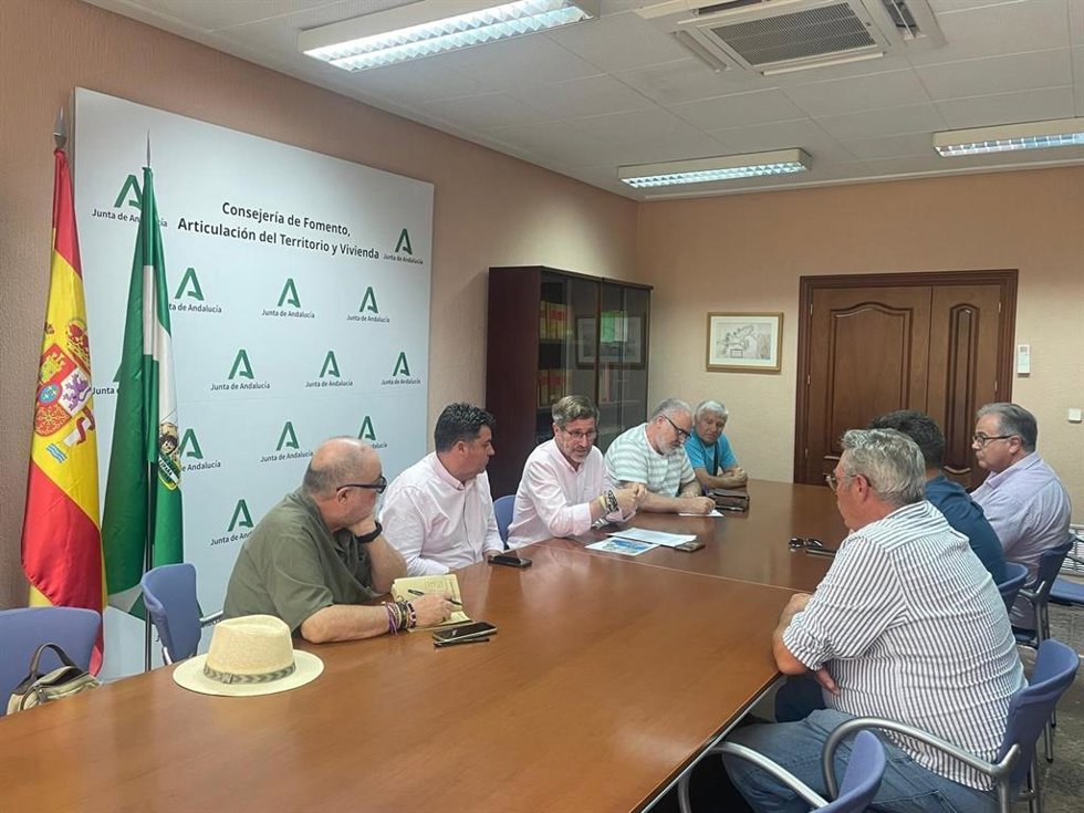 El delegado de Fomento, Miguel Contreras (3i), en la reunión con miembros de la plataforma A-6000.