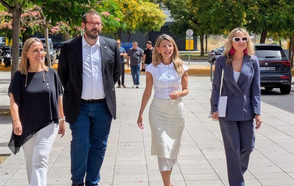 La consellera de Igualdad y Feminismo de la Generalitat, Eva Menor; el alcalde de Mataró, David Bote; la vicepresidenta segunda del Gobierno y ministra de Trabajo y Economía Social, Yolanda Díaz y la secretaria de Estado de Economía Social, Amparo Merino