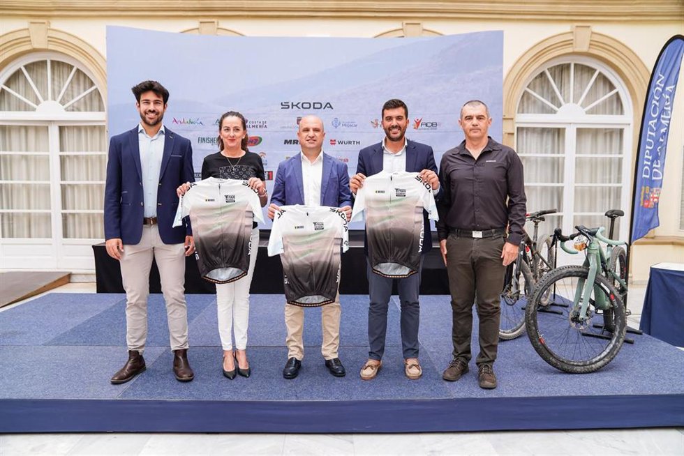 Representantes institucionales y de la organización, durante la presentación de la VII Skoda Titan Desert Almería 2026.