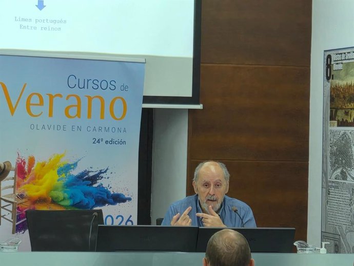 El profesor en Historia del Arte, Fernando Quiles, durante su intervención en el curso 'Geografía del barroco sevillano. En la red de ciudades medias', incluido en los cursos de verano de la Universidad Pablo de Olavide en su sede de Carmona (Sevilla).