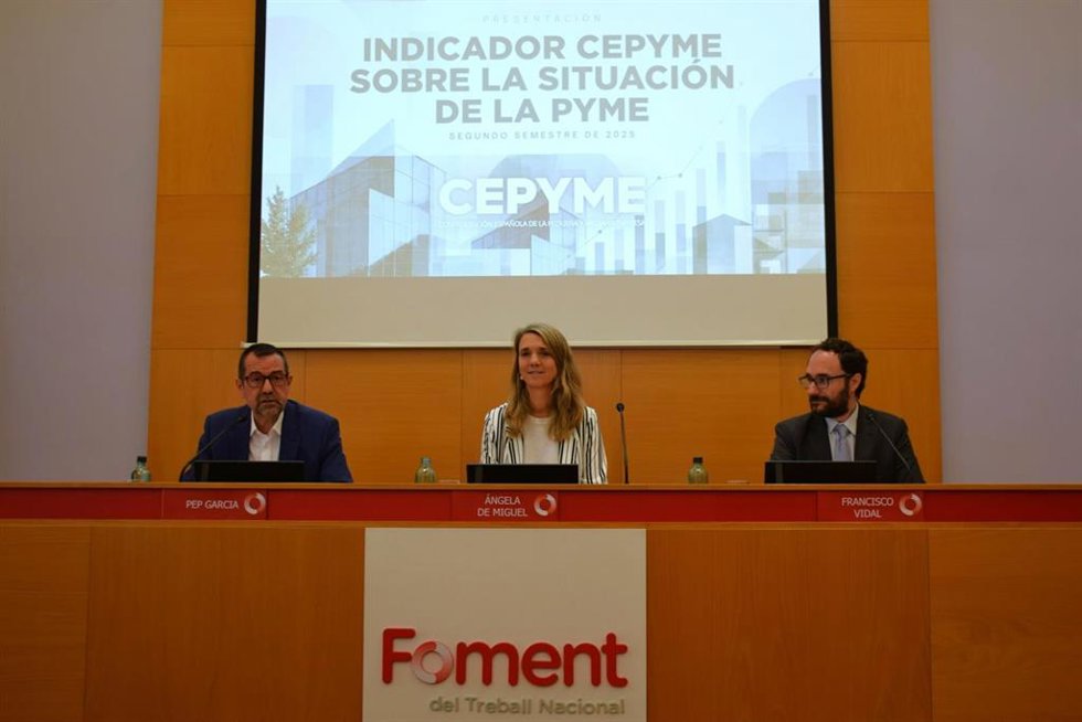 La presidenta de Cepyme, Ángela de Miguel, el presidente del Consell Territorial de la Pime de Foment del Treball, Pep Garcia, y el director de Economia i Polítiques Sectorials de Cepyme, Francisco Vidal, este lunes en Barcelona.